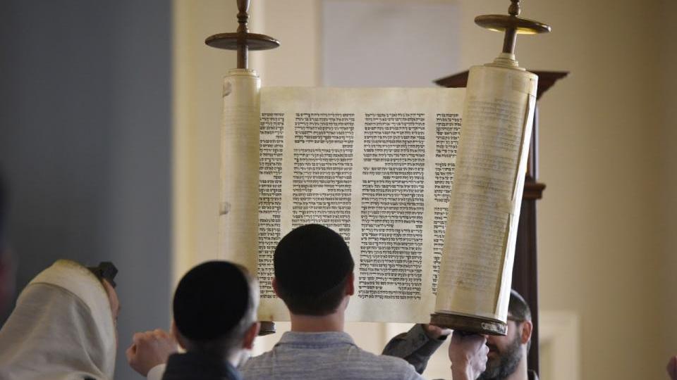 Lifting the Torah scroll